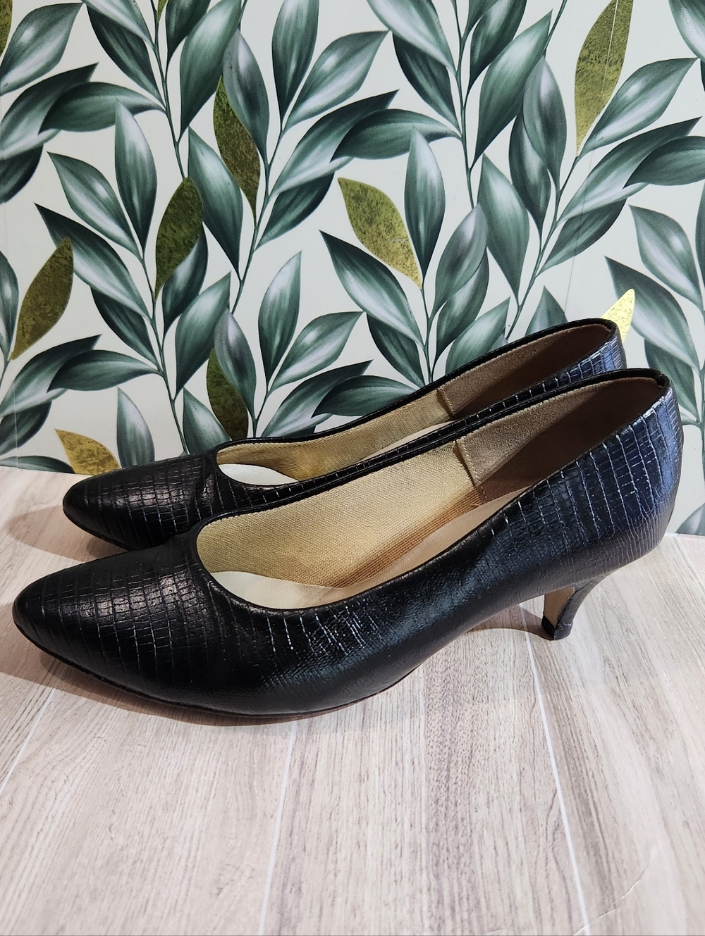 Vintage Hush Puppies Kitten Heels Black Alligator Print Pumps Size 8 25.5cm 1.5"